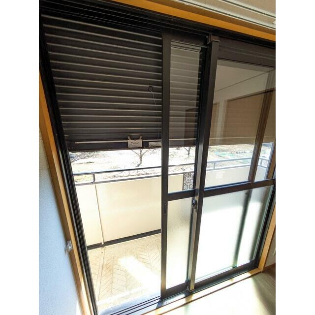 2つの洋室とDKにはシャッター雨戸付き