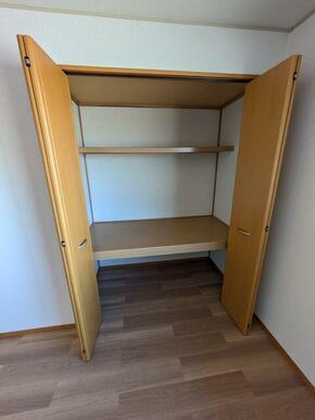 広々8帖の部屋に収納力のあるクローゼット