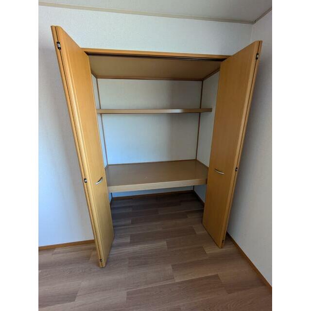広々8帖の部屋に収納力のあるクローゼット