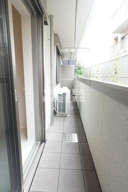 バルコニーがあるので洗濯物を太陽の下で干すことができます♪