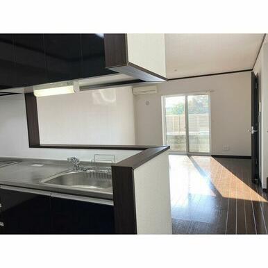 キッチンから専用庭を眺めた写真。