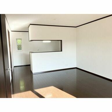 16帖の広々リビング。床暖房付きで冬はあったかです。