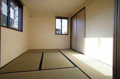 【和室（6帖）】角部屋ならではの2面採光。