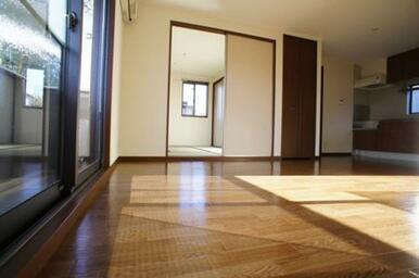【DK】和室への建具を開いた状態です◆建具の右側は収納です。