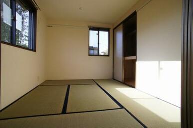 【和室（6帖）】収納の扉を開いた状態です。