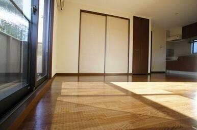 【DK】正面建具（引き戸）の向こうは和室です。