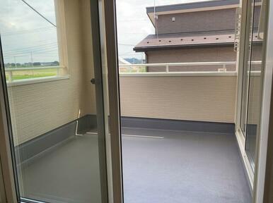 新鮮な空気だけでなく気持ちにゆとりを与えてくれるバルコニー（3号棟）