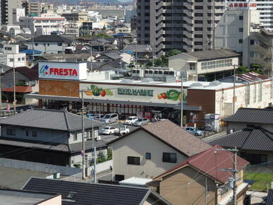 フレスタ草戸店（お惣菜なども多く、結構夜遅くまで営業されてます）