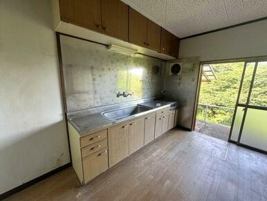 窓から自然光が差し込む明るいキッチン。収納棚を豊富に備えており、調理器具や食器もすっきり整理できる使い勝手の良い空間です。