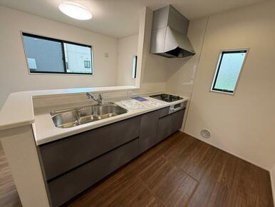 使い勝手のいいカウンター式はもはやキッチンの主流（1号棟）