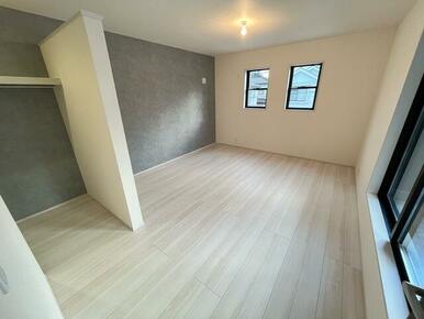 遊び心のあるアクセントクロスが洋室に華やぎを与えます（4号棟）