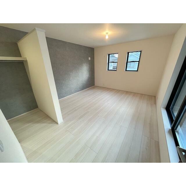 遊び心のあるアクセントクロスが洋室に華やぎを与えます（4号棟）