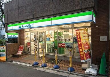 ファミリーマート　都立大学駅西店