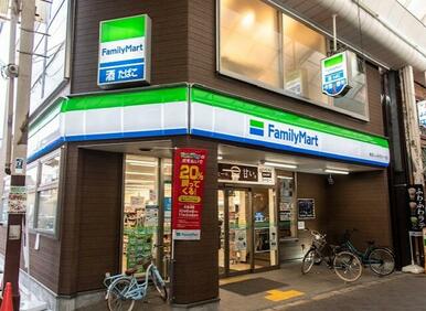 ファミリーマート東成しんみちロード店まで約１６０ｍ（徒歩２分）です。