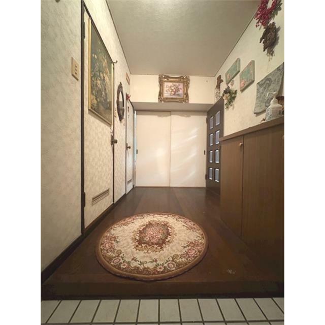 広々とした玄関が、ご家族やお客様をあたたかく迎え入れます。快適な毎日をここから始めませんか。