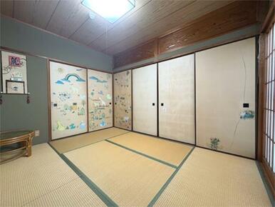 伝統的な和の空間に、遊び心あふれる障子絵が楽しい居室。お子様も喜ぶデザインで、家族団らんのひとときを