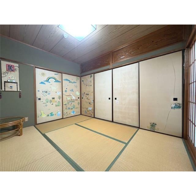 伝統的な和の空間に、遊び心あふれる障子絵が楽しい居室。お子様も喜ぶデザインで、家族団らんのひとときを