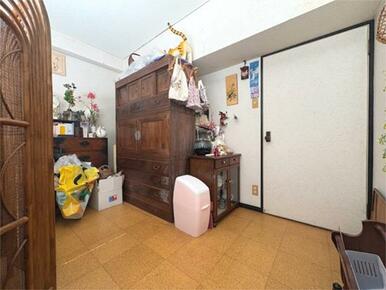 用途に合わせて活用できる居室。収納家具を配置してもゆとりある空間です。
