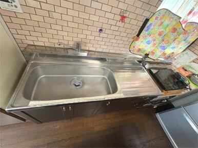 明るい色調のタイルが印象的なキッチン。調理スペースも確保されており、お料理の時間が楽しくなる空間です