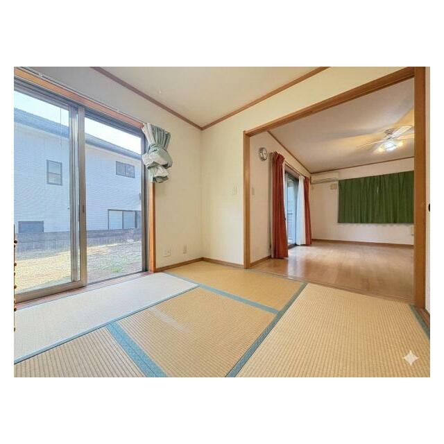 和室スペースです。畳のお部屋は寛げる空間ですね。