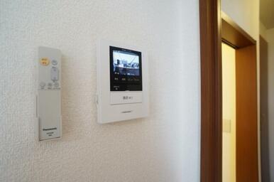 来訪者の確認が出来る安心の録画機能付カラーモニターホンが付いてます。