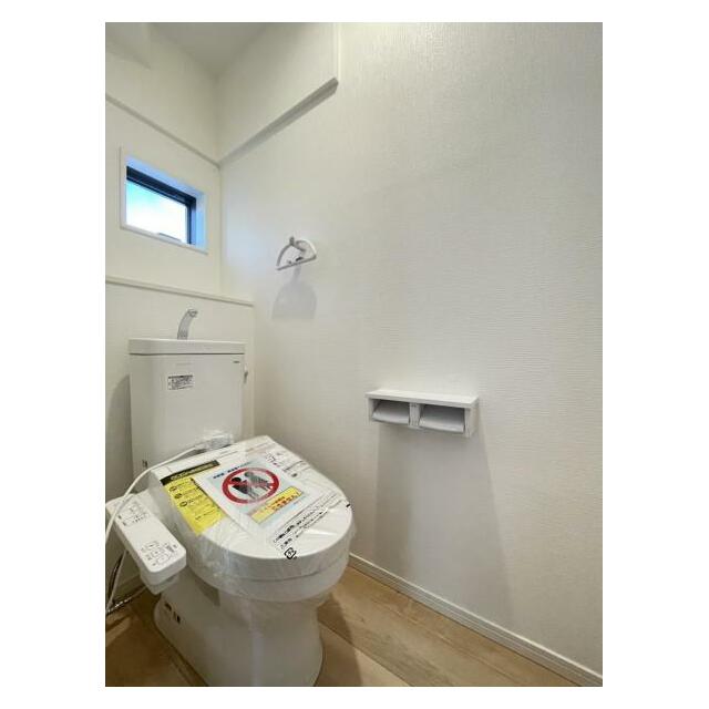 トイレットペーパーや掃除用品もスッキリ片付く収納スペース付きのトイレ！