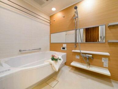 【浴室】低床バス採用＆手すり付きなので幅広い年齢層に安心・安全にご利用いただけます。