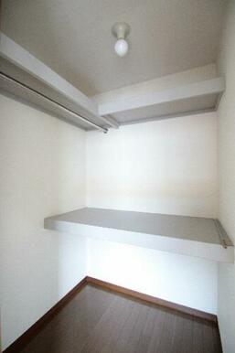 ウォークインクローゼット内です。　棚＆ハンガーパイプ仕様