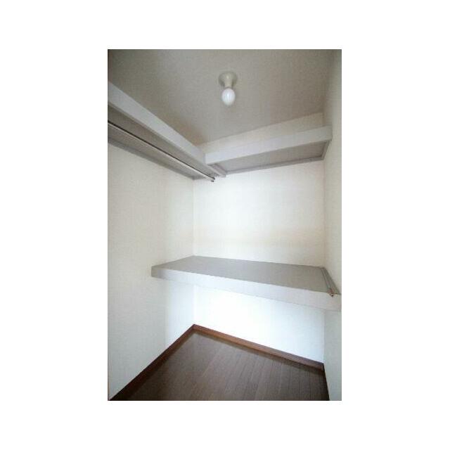 ウォークインクローゼット内です。　棚＆ハンガーパイプ仕様