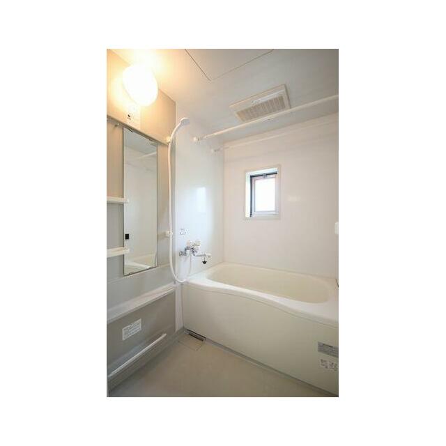 人気の追焚給湯機能付。小窓があるのも嬉しいですね！