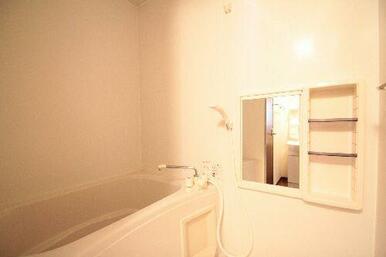 浴室鏡＆小物が置ける壁面収納付き。