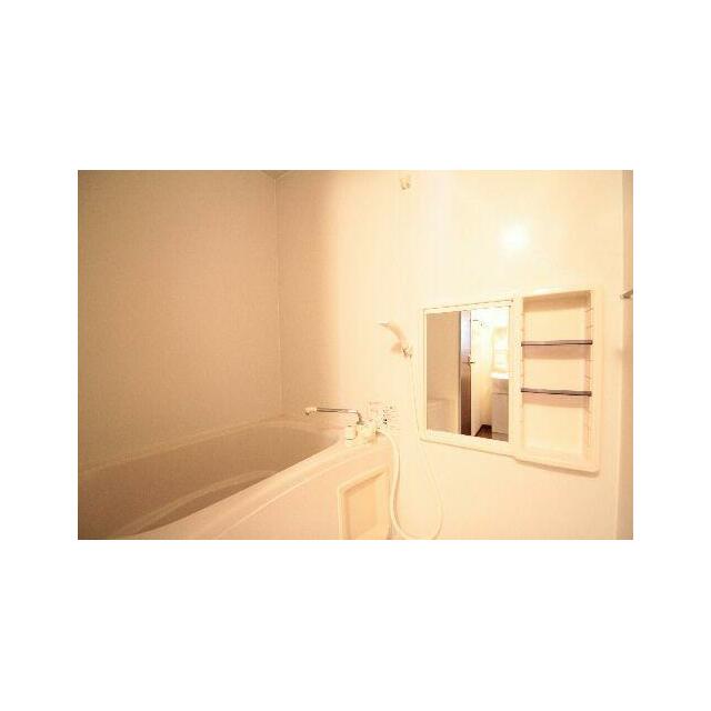 浴室鏡＆小物が置ける壁面収納付き。