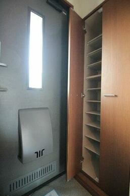 可動棚式で自由に高さ調整が可能。ブーツや長靴等の収納にも便利です。