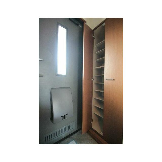 可動棚式で自由に高さ調整が可能。ブーツや長靴等の収納にも便利です。