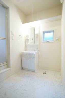 独立タイプの洗面化粧台　上部は棚が設けられております。