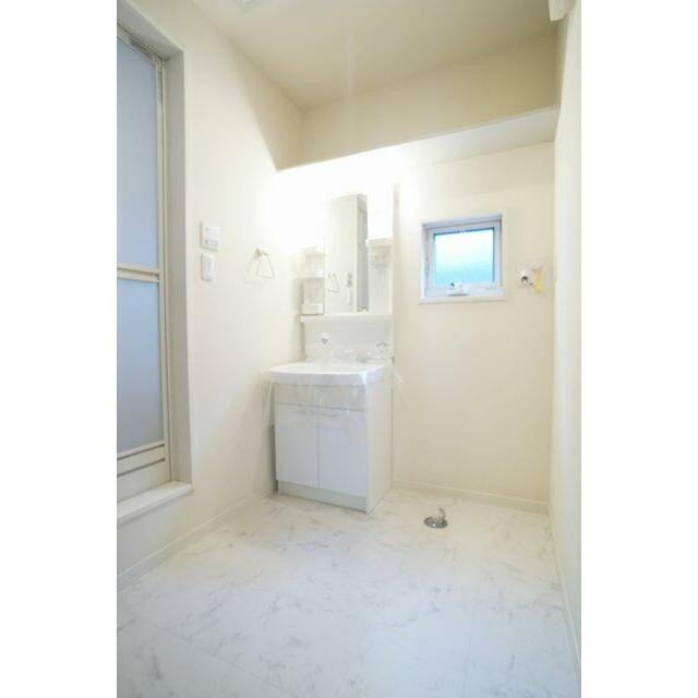 独立タイプの洗面化粧台　上部は棚が設けられております。