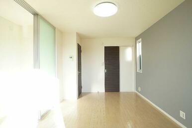 照明器具がついており、小窓もついております。