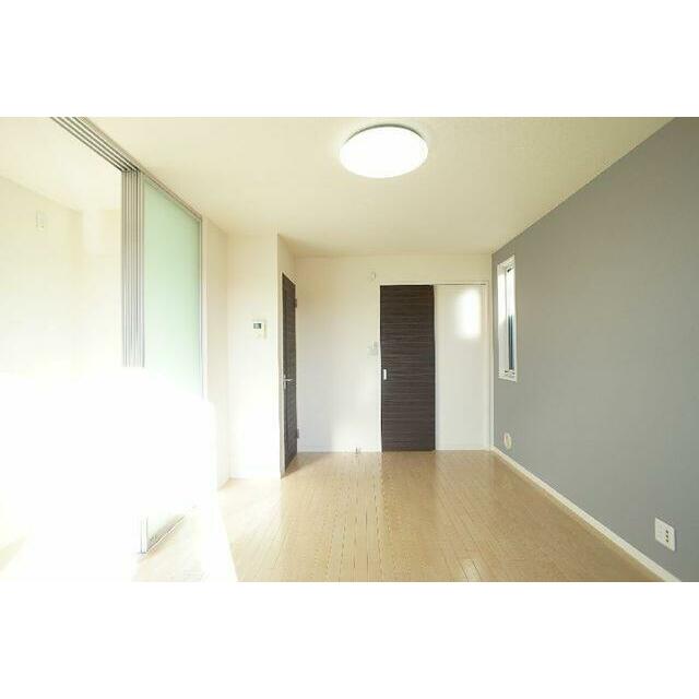 照明器具がついており、小窓もついております。