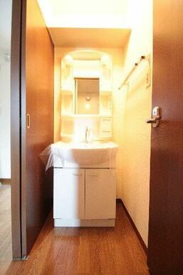 洗面化粧台は洗面ボールが大きく使いやすいデザインです。化粧台の上部には収納棚が設けられてます。