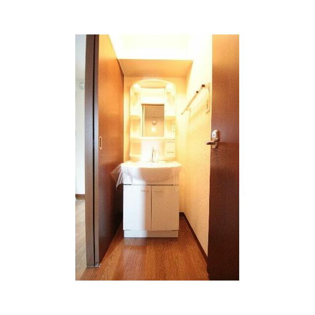 洗面化粧台は洗面ボールが大きく使いやすいデザインです。化粧台の上部には収納棚が設けられてます。