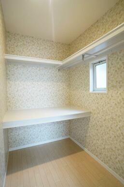 ウォークインクローゼット内部の様子　小窓付き