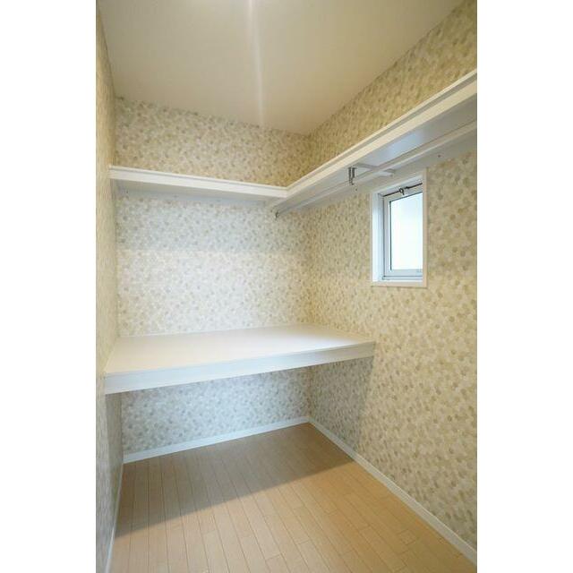 ウォークインクローゼット内部の様子　小窓付き