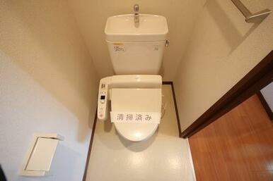 温水暖房洗浄便座。タオル掛けやトイレットペーパーホルダー有。