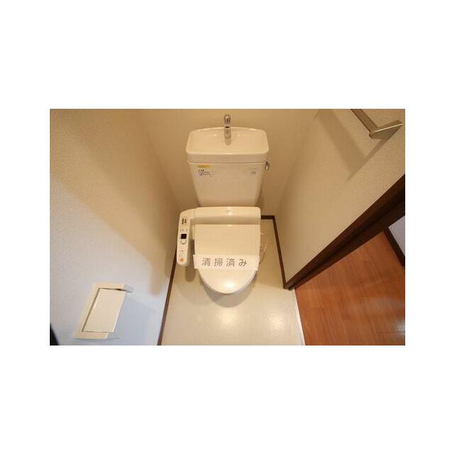 温水暖房洗浄便座。タオル掛けやトイレットペーパーホルダー有。