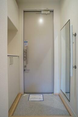 全身ミラー、シューズボックス付きです。