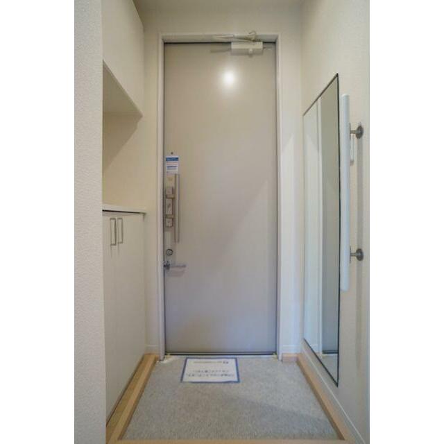 全身ミラー、シューズボックス付きです。