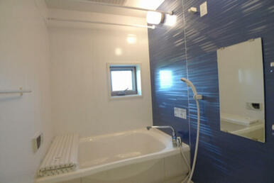 【浴室】小窓付きで自然換気できる浴室になります！浴室乾燥付きです♪