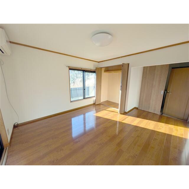 1F洋室です。周囲に遮る物もなく、良く日が差し込みます。
