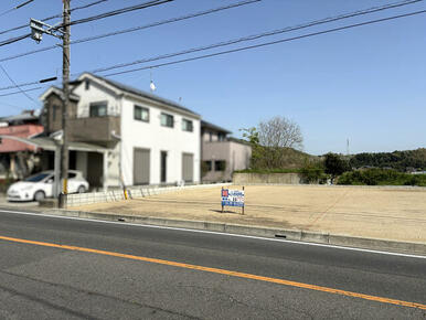 前面道路も広く日当たり良好です♪