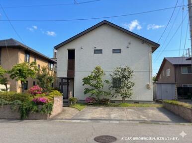 落ち着いた色合いで、周囲の街並みに馴染む外観。庭もきれいに手入れされています。